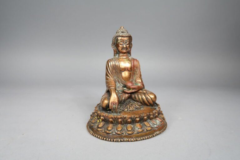 Asie du Sud Est - Bouddha en alliage cuivreux assis sur une base lotiforme - H…