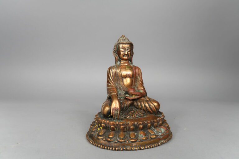 Asie du Sud Est - Bouddha en alliage cuivreux assis sur une base lotiforme - H…