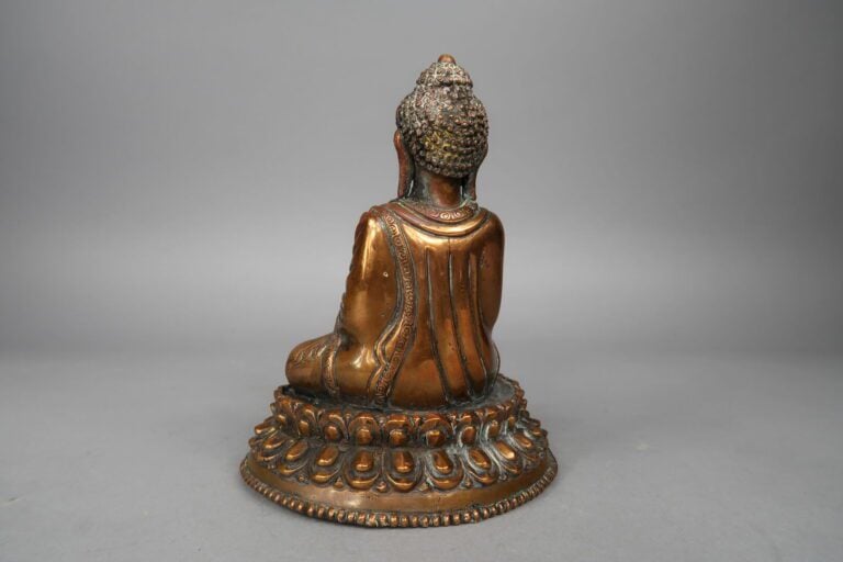 Asie du Sud Est - Bouddha en alliage cuivreux assis sur une base lotiforme - H…