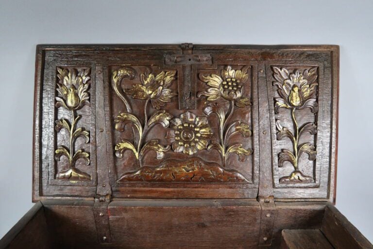 Asie du Sud-Est - Coffre en bois sculpté à décor doré de fleurs et rinceaux feu…