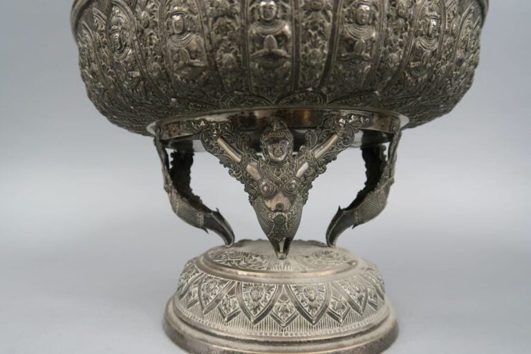 * Asie du Sud-Est - Coupe à offrandes en argent à décor en repoussé de divinité…