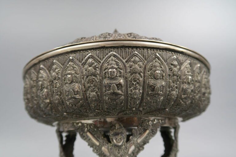 * Asie du Sud-Est - Coupe à offrandes en argent à décor en repoussé de divinité…