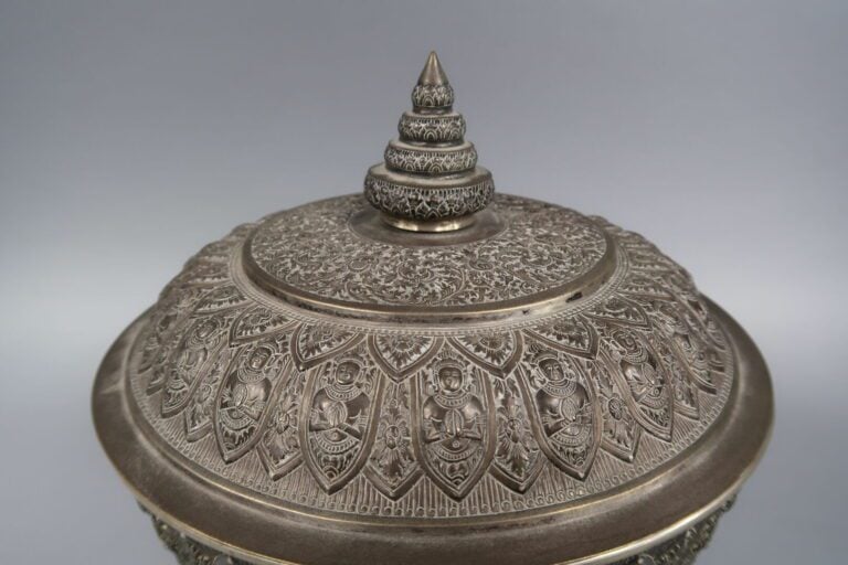 * Asie du Sud-Est - Coupe à offrandes en argent à décor en repoussé de divinité…