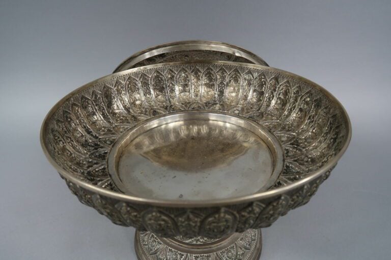 * Asie du Sud-Est - Coupe à offrandes en argent à décor en repoussé de divinité…