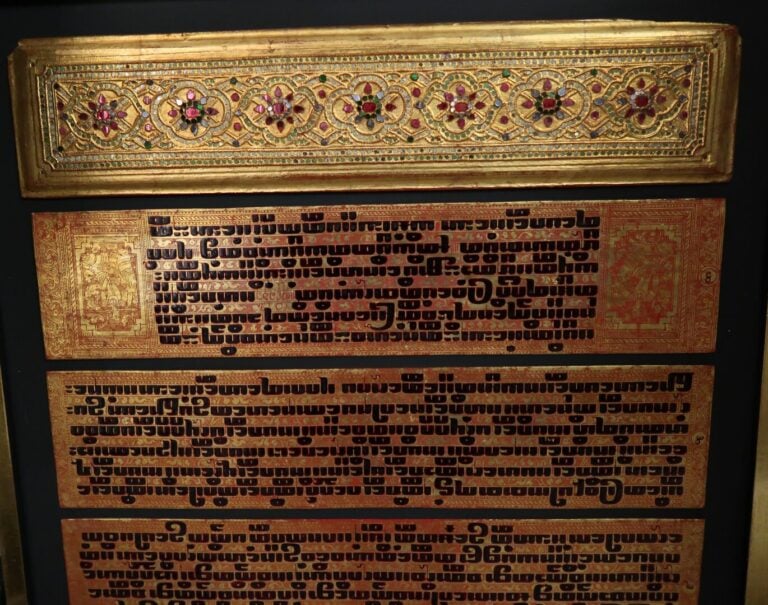 BIRMANIE - Livre de prière en laque rouge et noir comprenant six feuillets term…