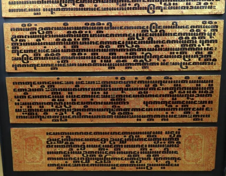 BIRMANIE - Livre de prière en laque rouge et noire comprenant cinq feuillets -…