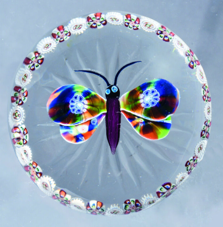 Baccarat. Presse-papiers orné d'un papillon à corps violet et quatre ailes poly…