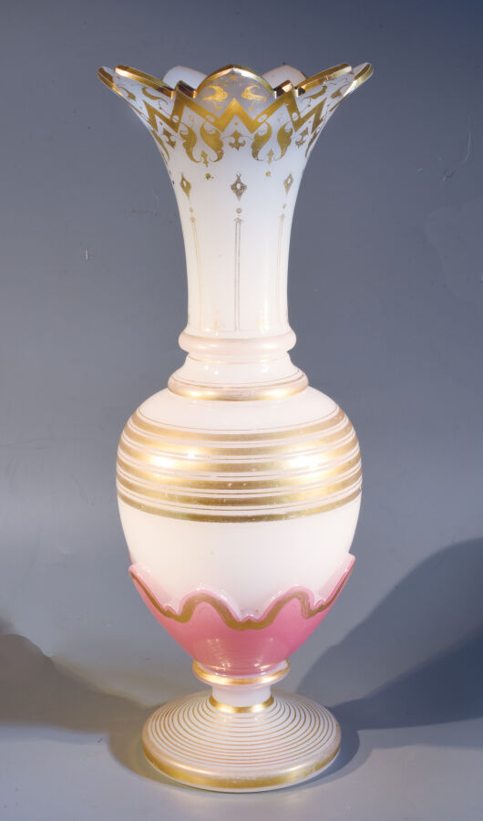 Baccarat. Vase balustre en opaline pâte de riz doublée d'opaline rose. Décor do…