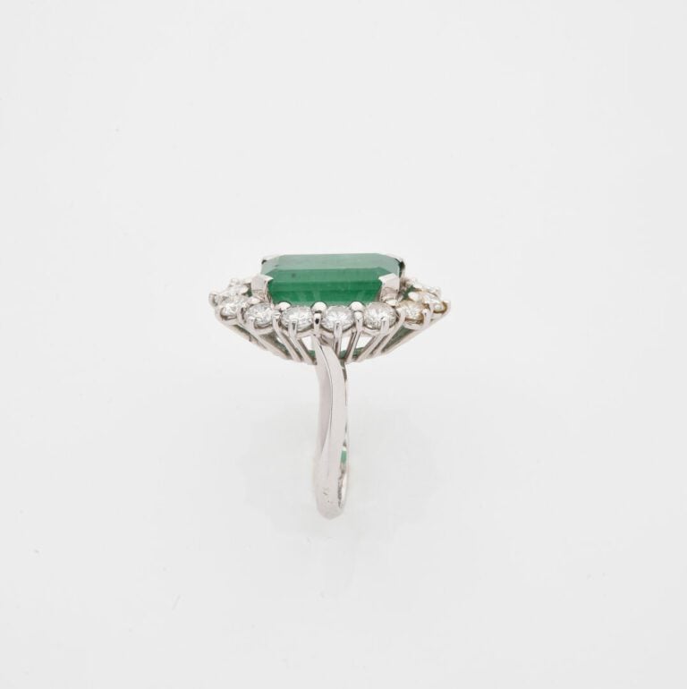 Bague Pompadour en or gris (750) ornée d'une émeraude rectangulaire taillée à d…