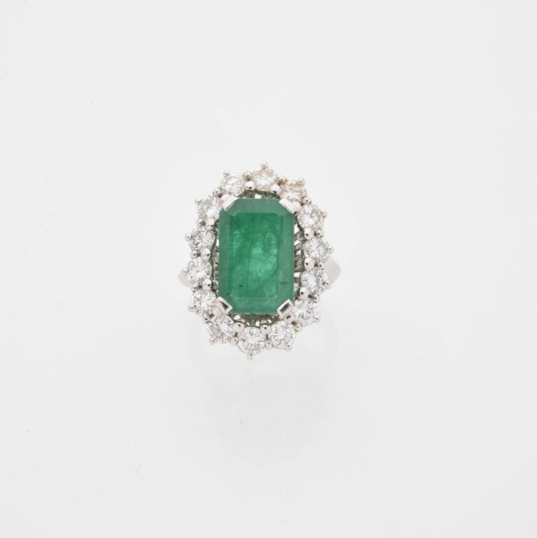 Bague Pompadour en or gris (750) ornée d'une émeraude rectangulaire taillée à d…