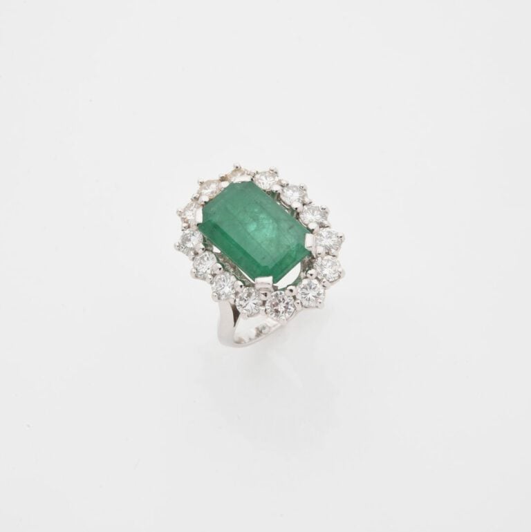 Bague Pompadour en or gris (750) ornée d'une émeraude rectangulaire taillée à d…