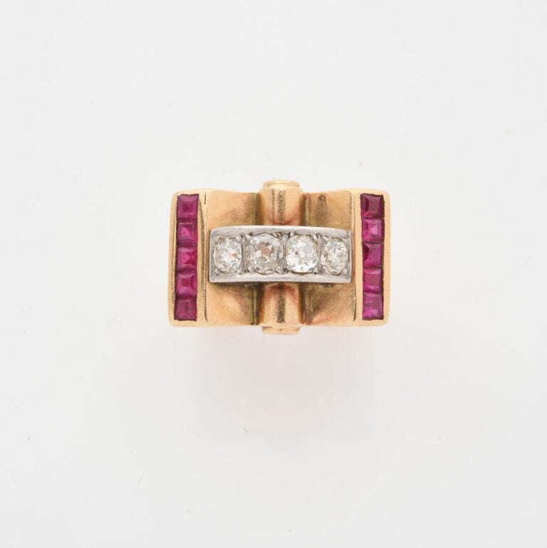 Bague Tank en or jaune (750) et platine (850) centrée d'un motif de rouleau sur…
