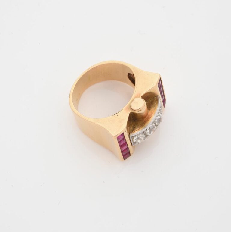 Bague Tank en or jaune (750) et platine (850) centrée d'un motif de rouleau sur…