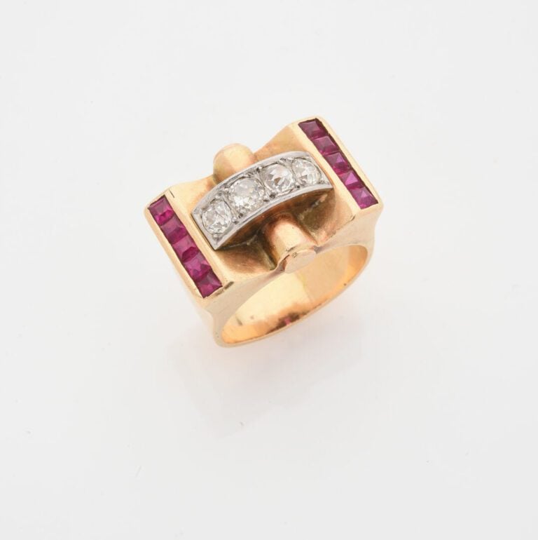 Bague Tank en or jaune (750) et platine (850) centrée d'un motif de rouleau sur…