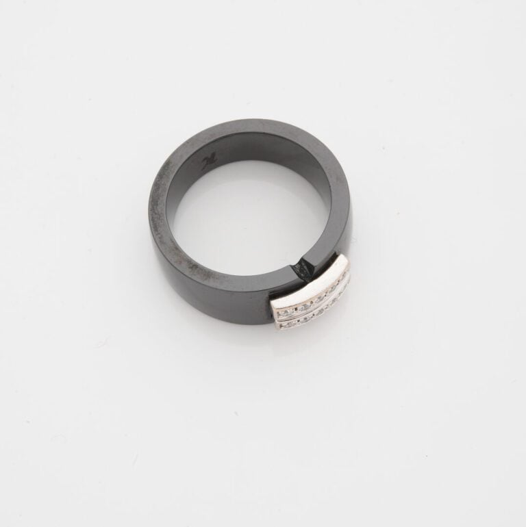 Bague bandeau en céramique noire et or gris (750) ornée de deux lignes de diama…