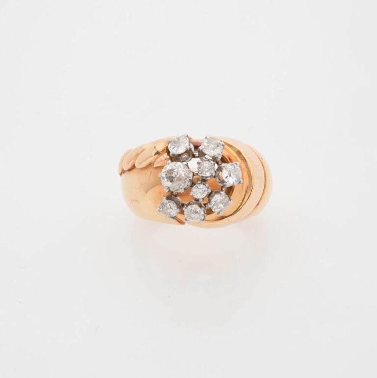 Bague bandeau en or jaune (750) et platine (850) à monture rainurée, centrée d'…