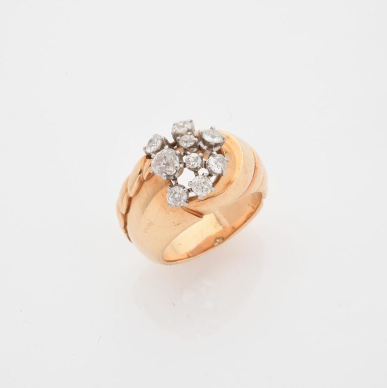 Bague bandeau en or jaune (750) et platine (850) à monture rainurée, centrée d'…