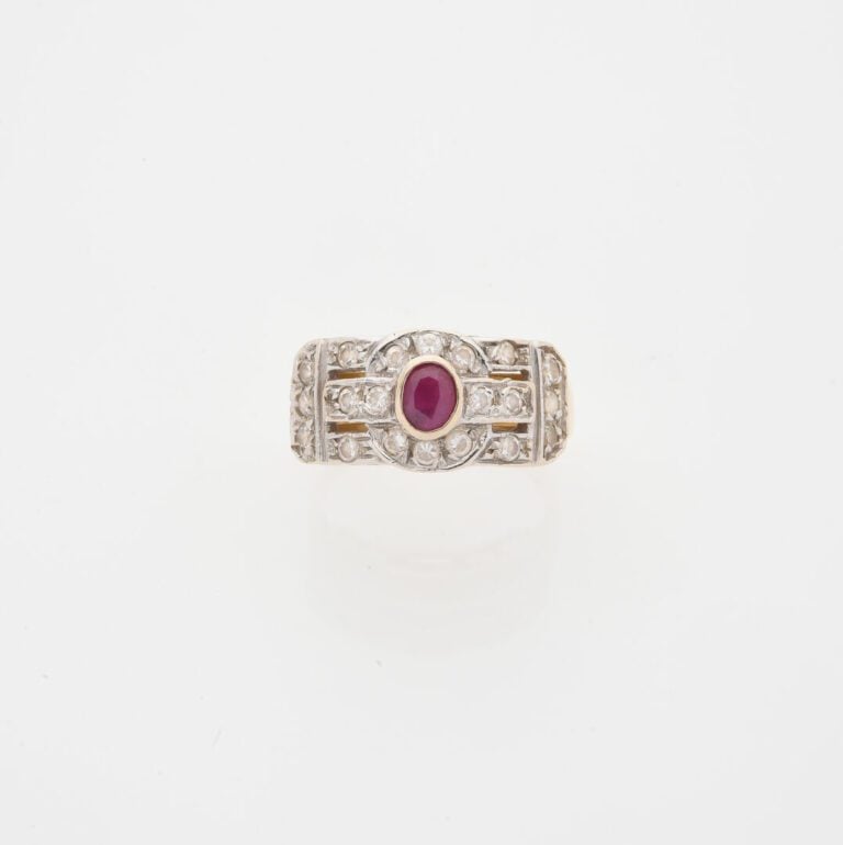Bague bandeau en ors jaune et gris (750) à monture ajourée centrée d'un rubis t…