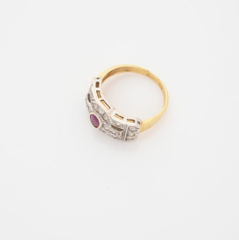 Bague bandeau en ors jaune et gris (750) à monture ajourée centrée d'un rubis t…