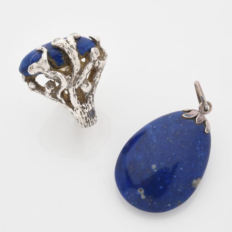 Bague en argent (925) à monture guillochée enserrant un cabochon ovale de lapis…