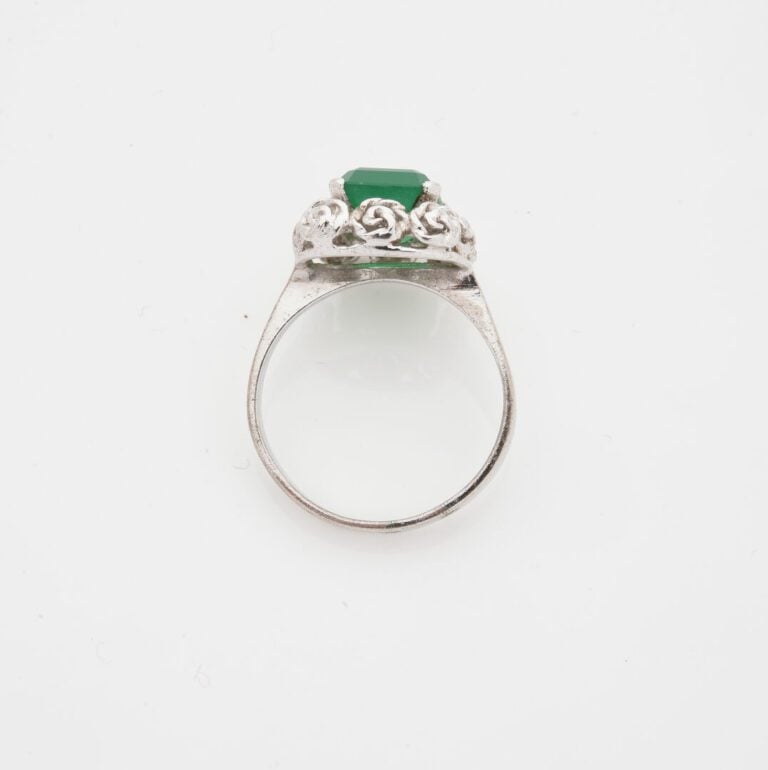 Bague en argent (925) ornée d'une émeraude synthétique rectangulaire taillée à…