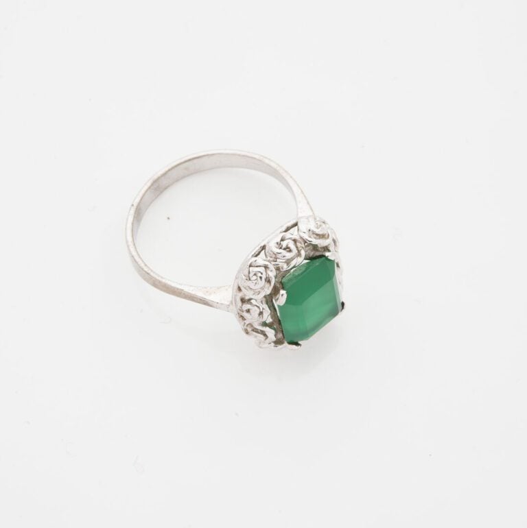 Bague en argent (925) ornée d'une émeraude synthétique rectangulaire taillée à…