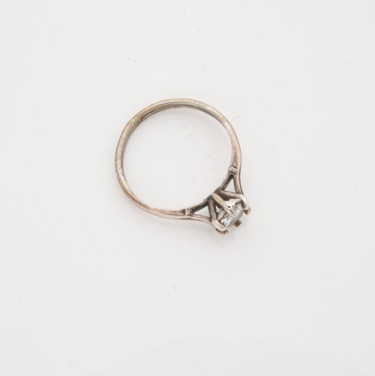 Bague en or gris (375) ornée d'une pierre blanche facettée en serti griffe - Po…