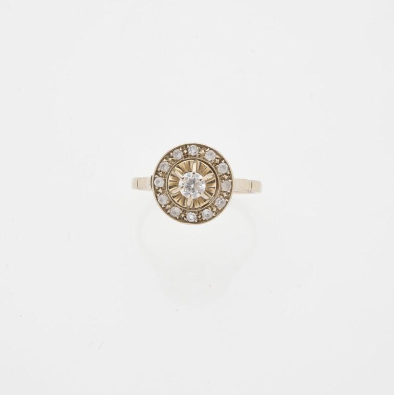 Bague en or gris (750) à chaton rond serti de pierres blanches facettées - Poid…