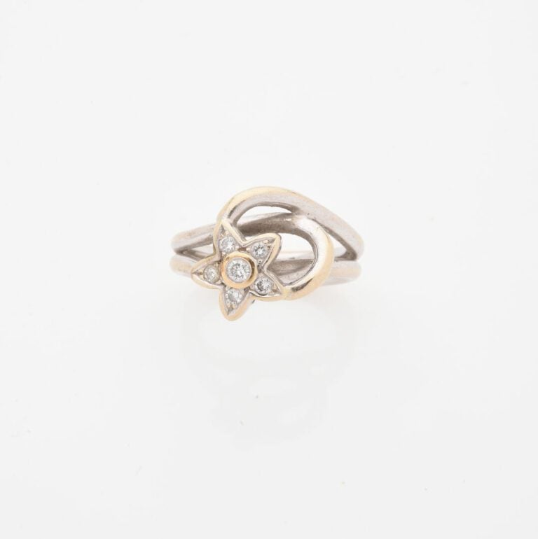 Bague en or gris (750) à monture ajourée ornée d'un motif étoilé serti de diama…
