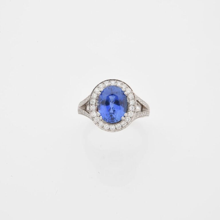 Bague en or gris (750) à monture ajourée ornée d'un saphir de taille ovale face…