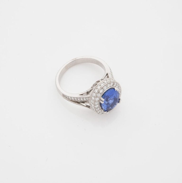 Bague en or gris (750) à monture ajourée ornée d'un saphir de taille ovale face…