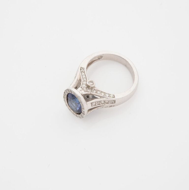 Bague en or gris (750) à monture ajourée ornée d'un saphir de taille ovale face…