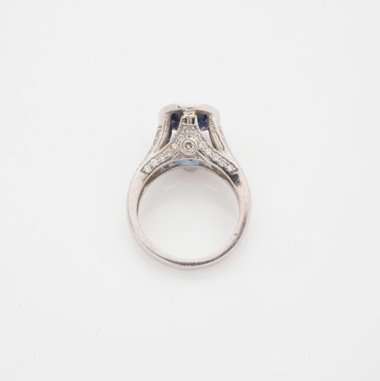 Bague en or gris (750) à monture ajourée ornée d'un saphir de taille ovale face…