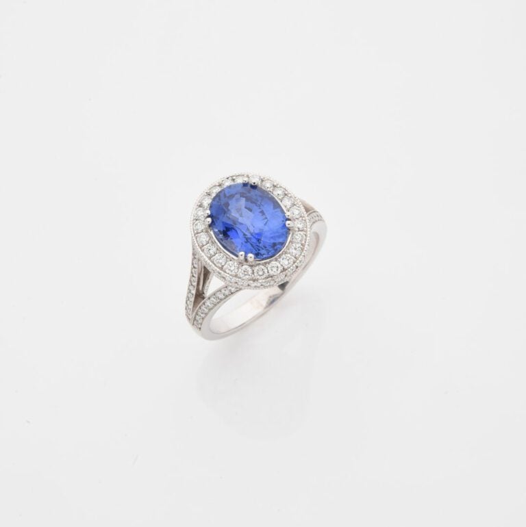 Bague en or gris (750) à monture ajourée ornée d'un saphir de taille ovale face…