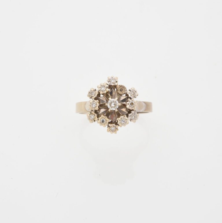 Bague en or gris (750) de forme étoilée ornée de diamants tailles brillant et h…