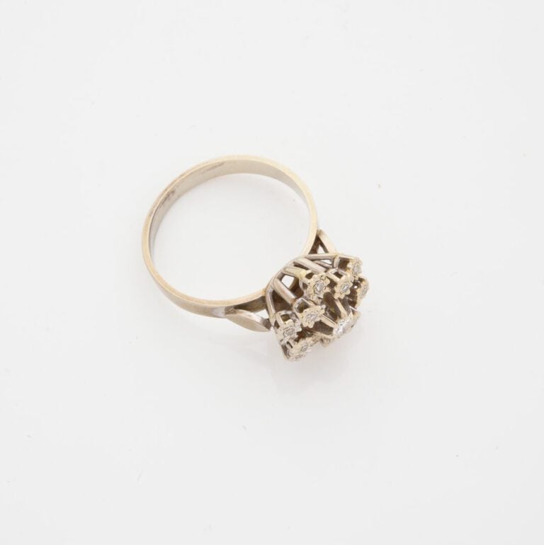 Bague en or gris (750) de forme étoilée ornée de diamants tailles brillant et h…