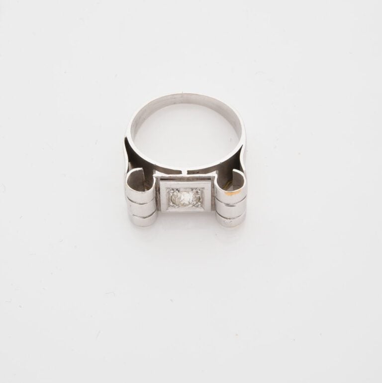 Bague en or gris (750) ornée d'un diamant taille ancienne en serti grain, épaul…