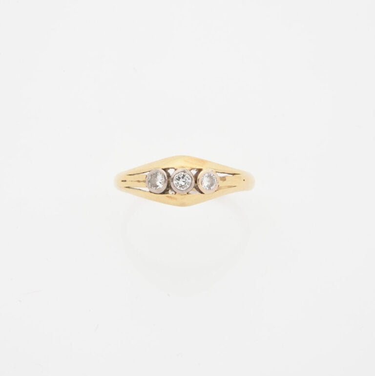 Bague en or jaune (375) centrée de trois diamants taille brillant en serti clos…