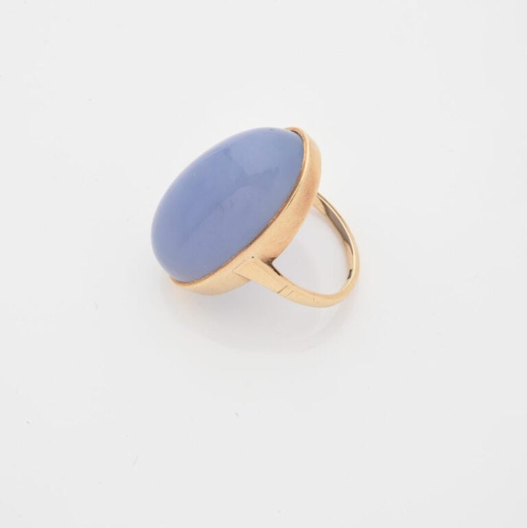 Bague en or jaune (585) ornée d'un important cabochon de calcédoine bleue teint…