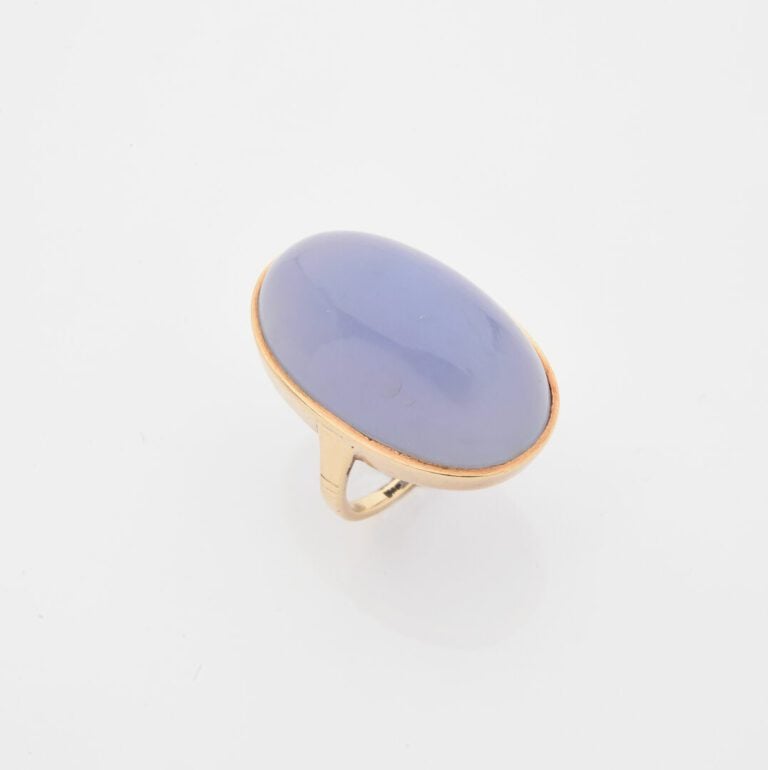 Bague en or jaune (585) ornée d'un important cabochon de calcédoine bleue teint…