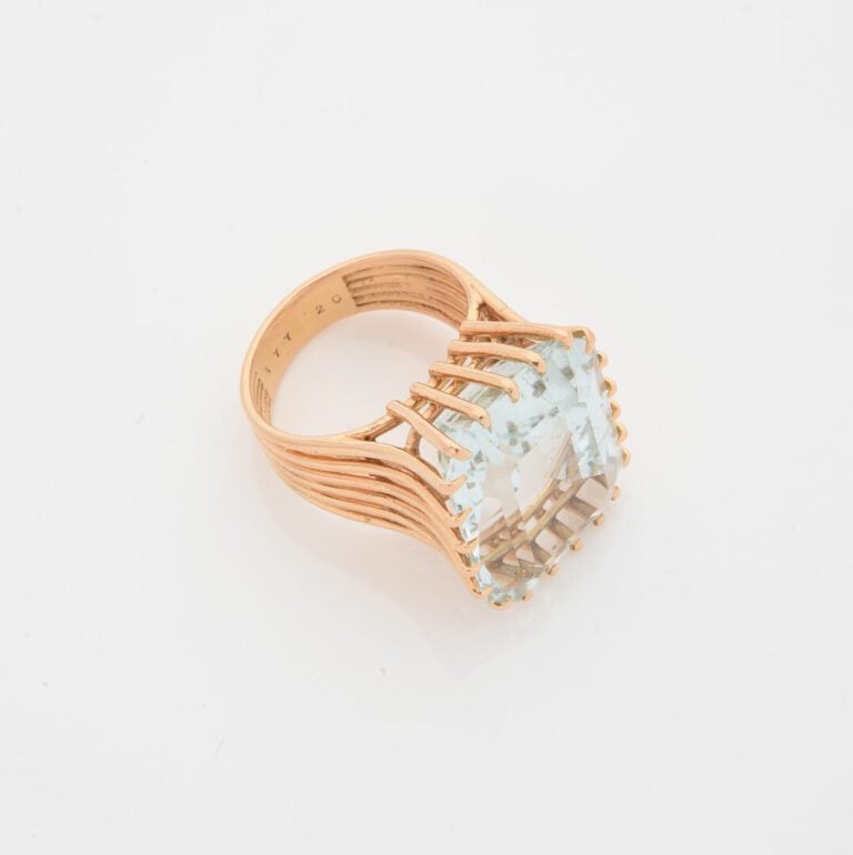 Bague en or jaune (750) à monture ajourée ornée d'une importante aigue-marine r…