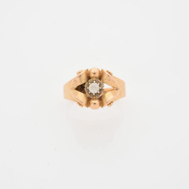 Bague en or jaune (750) à motifs d'enroulements et billes d'or, centrée d'une p…