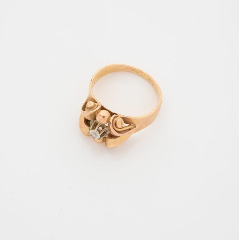 Bague en or jaune (750) à motifs d'enroulements et billes d'or, centrée d'une p…