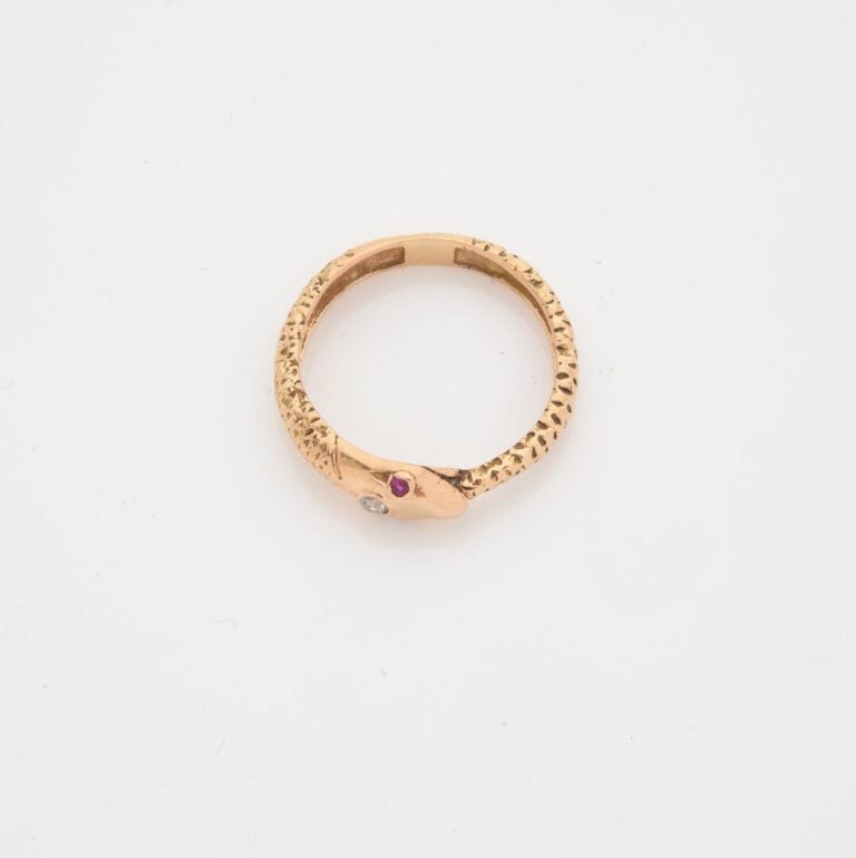 Bague en or jaune (750) figurant un serpent enroulé, à décor guilloché, la tête…