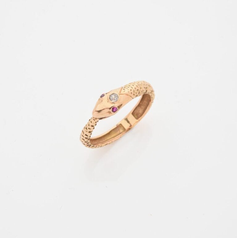 Bague en or jaune (750) figurant un serpent enroulé, à décor guilloché, la tête…