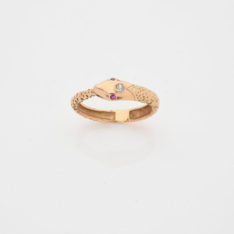 Bague en or jaune (750) figurant un serpent enroulé, à décor guilloché, la tête…