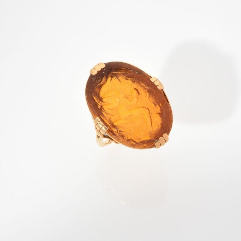 Bague en or jaune (750) ornée d'une intaille en verre moulé à l'antique imitant…
