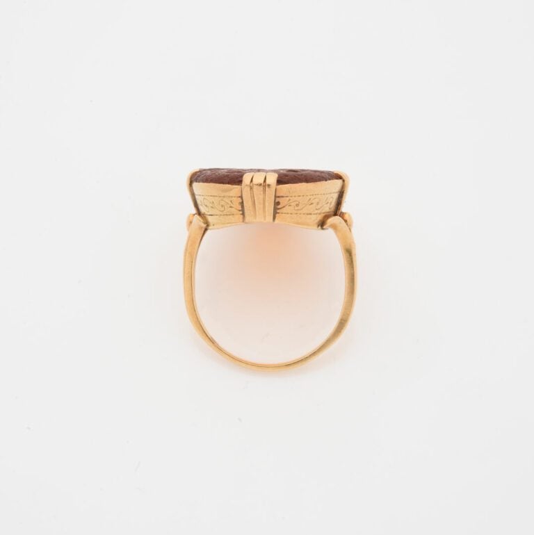 Bague en or jaune (750) ornée d'une intaille en verre moulé à l'antique imitant…