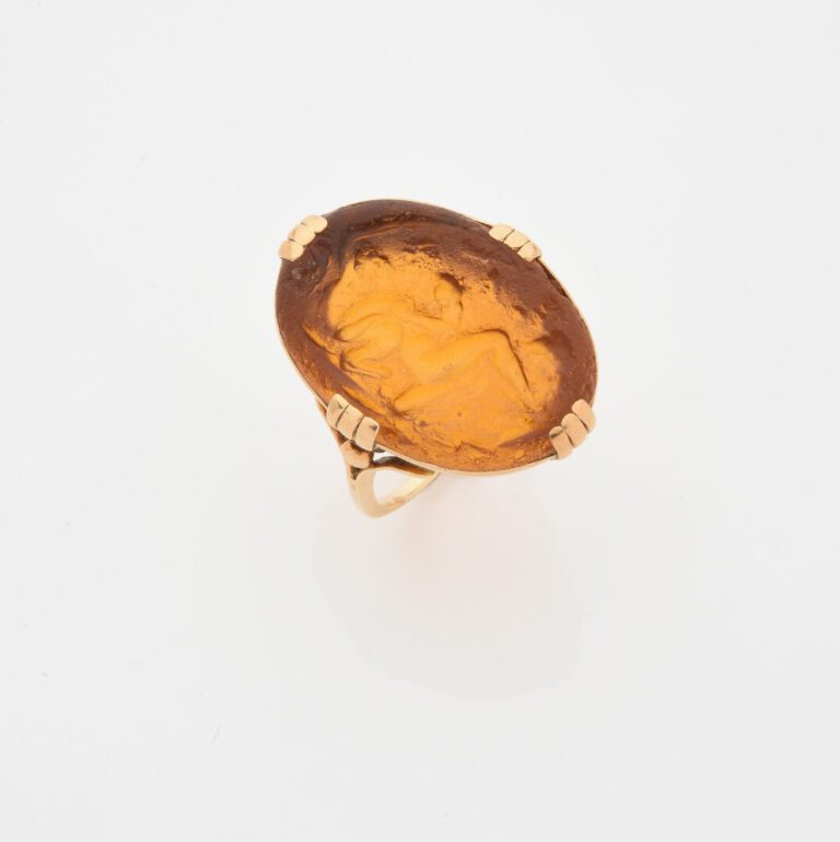 Bague en or jaune (750) ornée d'une intaille en verre moulé à l'antique imitant…