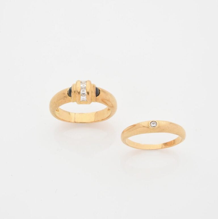 Bague en or jaune à motif de rouleau serti de diamants calibrés et ponctué de d…